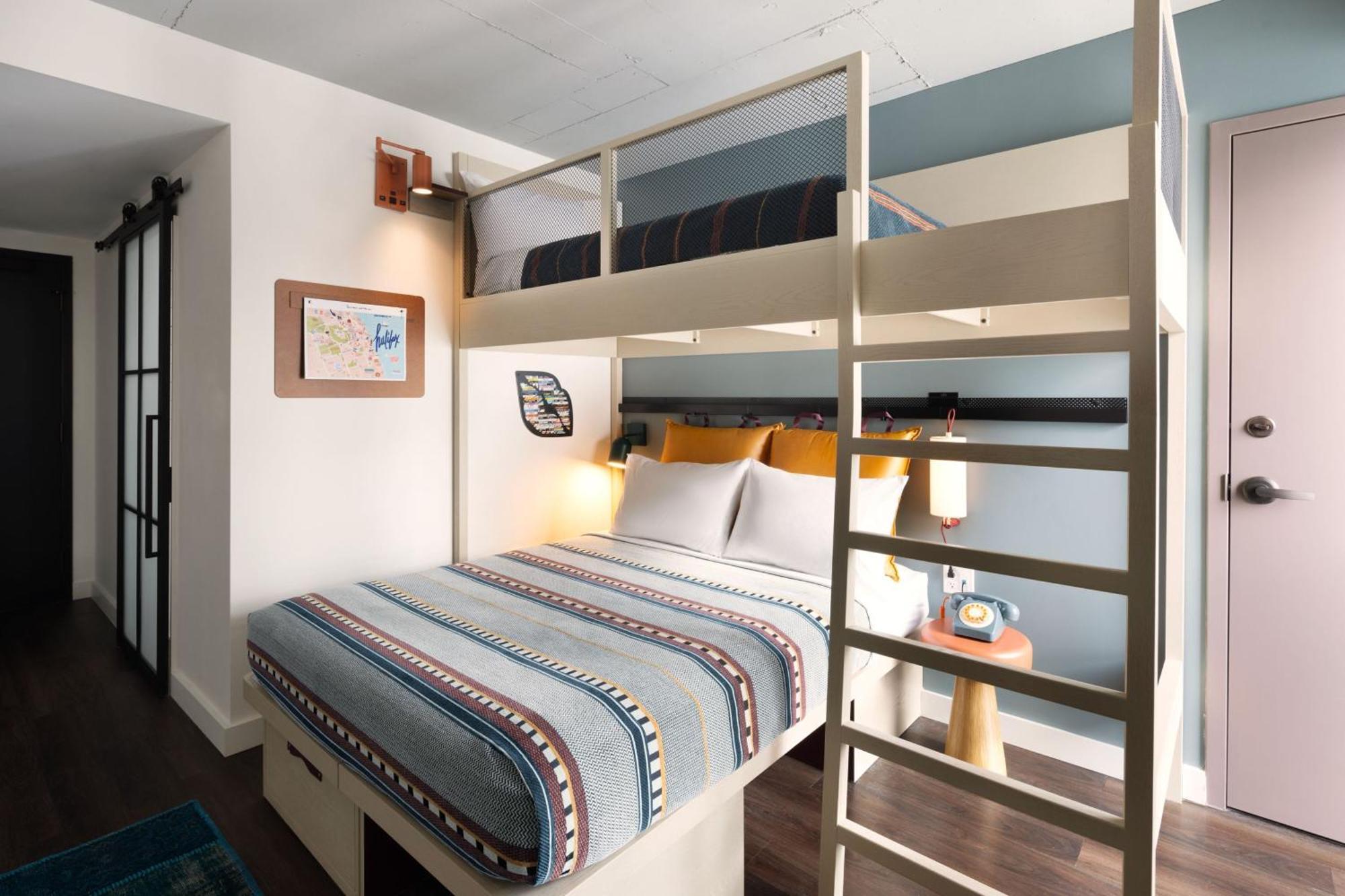 Moxy Downtown Hotel 4*